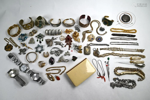 Collection of gilt metal jewellery items