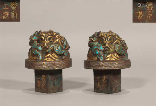 A PAIR OF BRONZE ITEMS