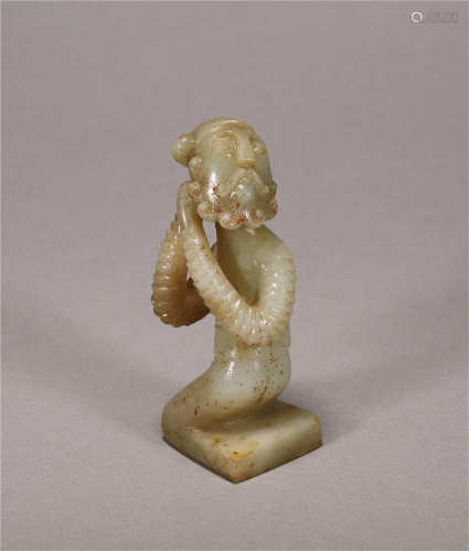 A CHINESE VINTAGE JADE MAN FIGURINE