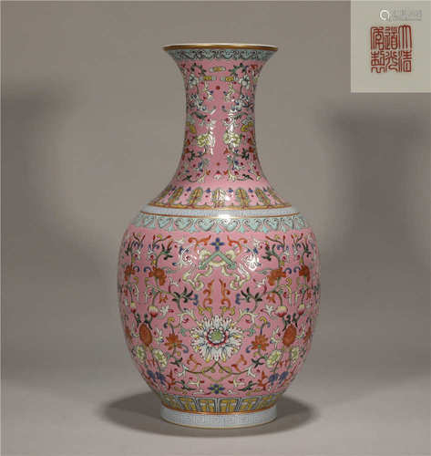 A CHINESE FAMILLE ROSE GLAZE PORCELAIN VASE