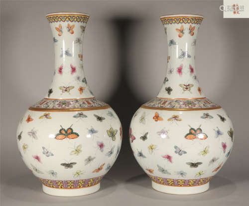 A PAIR OF CHINESE PORCELAIN VASES