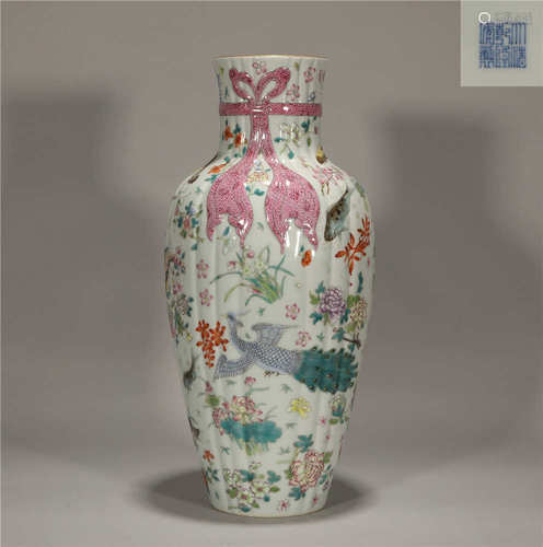 A CHINESE FAMILLE ROSE GLAZE PORCELAIN VASE