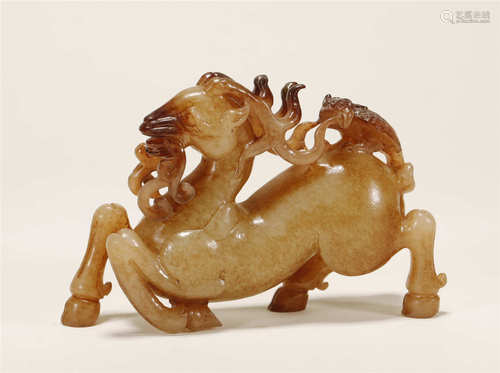 A CHINESE VINTAGE JADE DEER FIGURINE