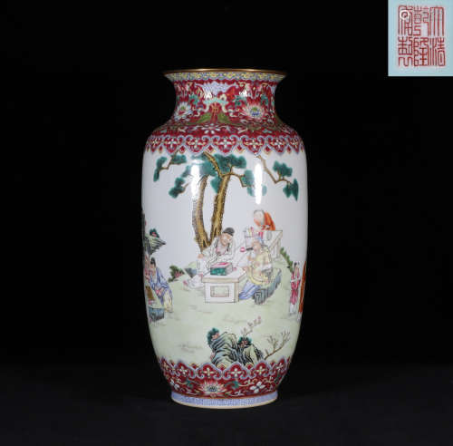 A CHINESE PORCELAIN VASE