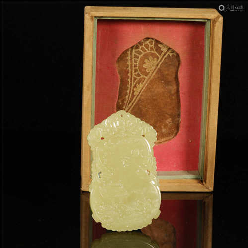 A CHINESE YELLOW JADE PENDANT