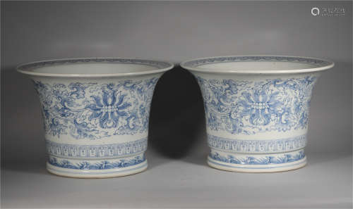 A PAIR OF CHINESE PORCELAIN PLANTERS