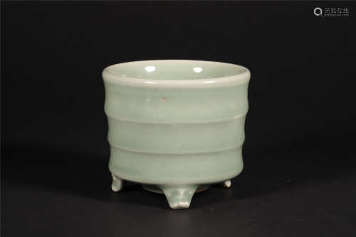 A CHINESE PORCELAIN TRIPOT INCENSE BURNER