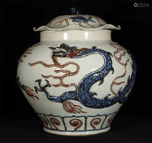 A CHINESE PORCELAIN JAR; DRAGON DESIGN