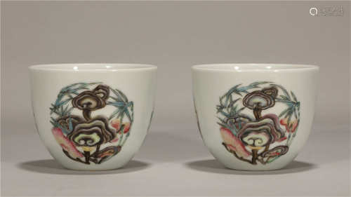 A PAIR OF FAMILLE ROSE PORCELAIN CUPS