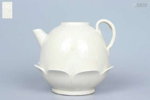 chinese white glazed porcelain ewer with guan mark