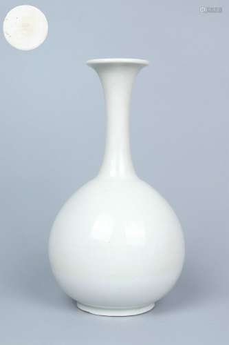 chinese white glazed porcelain vase with ying mark