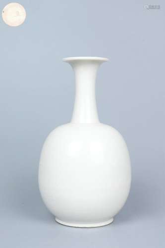 chinese white glazed porcelain vase with ying mark