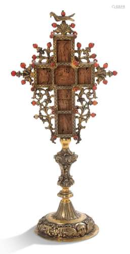 木雕浮雕十字架，镀金银和镀金铜支架，饰有珊瑚珠、花卉卷轴，圆形底...
