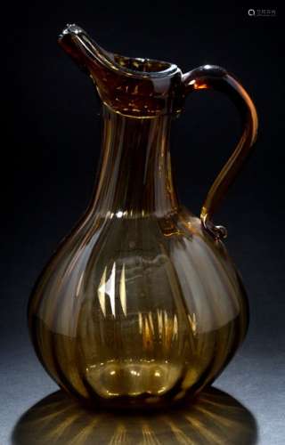 棕色吹制的玻璃罐，罐身为巴拉斯特形，有凹槽。镶边手柄，凸起的出水...