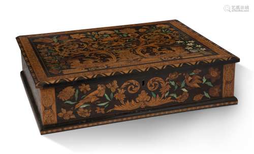 长方形盒，深木底上镶嵌着丰富的各种木料、骨料和绿色染色骨料的装...