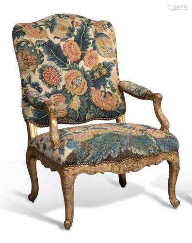 一对大椅子，带女王靠背，榉木模制，雕刻和镀金的花朵和刺槐。扶手带...