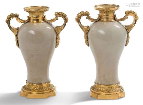 一对米色裂纹瓷器的小型美萍花瓶。欧洲青铜雕花和镀金的支架，带刺...