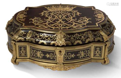 一件长方形的结婚餐具盒，有四个凸起，是André-Charles Boulle的作...