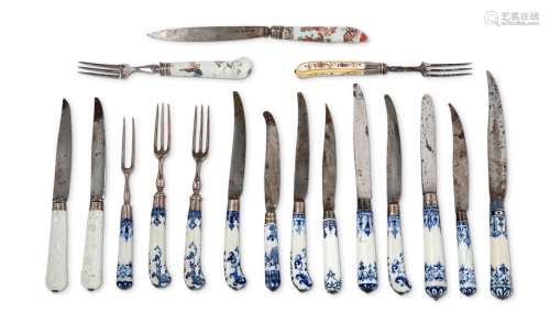 会议：SAINT-CLOUD。套装九把刀和三把叉，手柄为软瓷，饰以蓝色斑纹。...