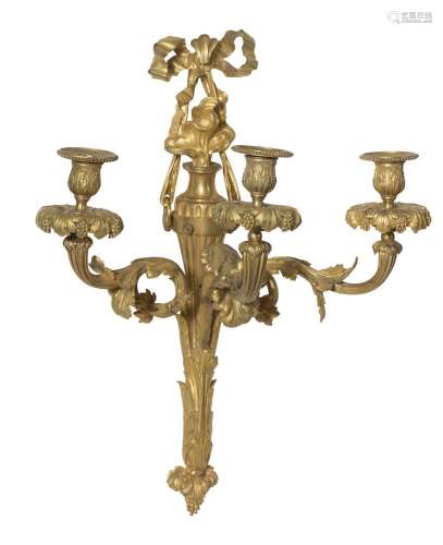 一对重要的三灯烛台，精雕细琢，镀金青铜。火焰瓮形的轴，上面有一个...