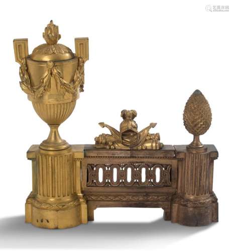 一对青铜雕花瓷器，饰以古色古香的火焰瓮、兵器奖杯、松果，置于饰有...