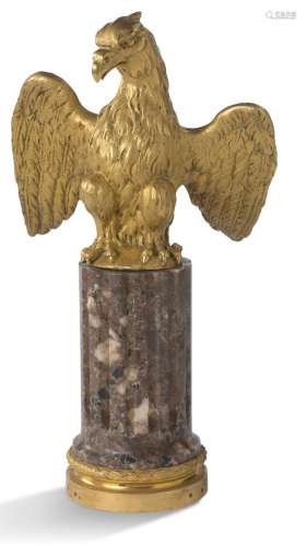自然学家鹰与膨胀的翅膀描金铜质证明。在一个由凹槽柱形成的粉红色...