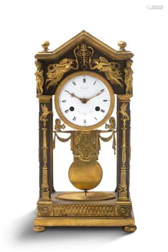 古代风格的挂钟，铜质斑纹、鏨子和镀金。白色珐琅表盘上刻有JEAN-FR...