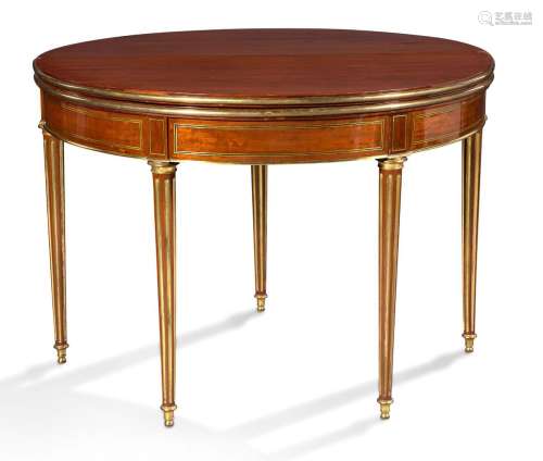 桃花心木和红木，黄铜和铜皮的半月桌。它搁置在五条锥形的腿上，深色...