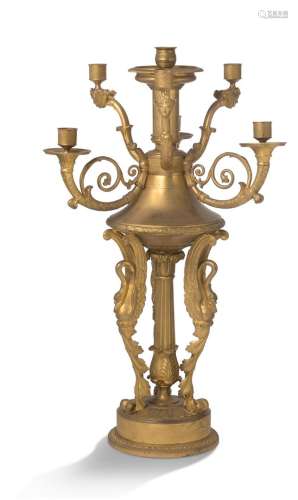 一对镀金青铜烛台，有六条光臂和一个中心干，轴为凹槽柱形，上面有一...