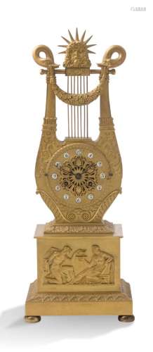 一座青铜凿刻和镀金的LYRUS形钟，表盘上有一个阿波罗的形象和两个...