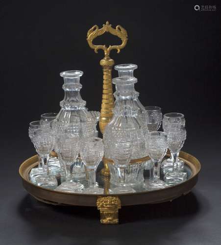 酒具套装包括三瓶和十二个水晶切割玻璃杯。镜面背景的圆盘上，手柄...