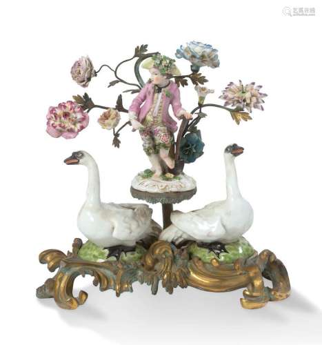 瓷器组是迈森风格和镀金青铜形成的两只天鹅，框住一个年轻的园丁，...