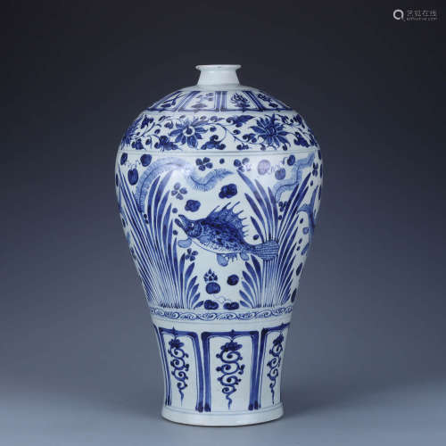 A Blue And White Fishes&Algae Meiping Vase