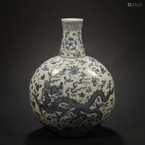 A CHINESE BLUE AND WHITE GLAZED VASE,MING DYNASTY