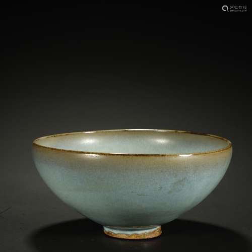 A FINE AND EXTREMELY RARE GUAN-KILN BOWL