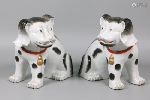 pair of Chinese porcelain dogs, possibly 18th/19th c.