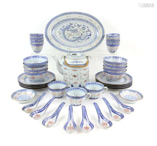 Extensive 20th century Chinese dinner service, decorated wit...