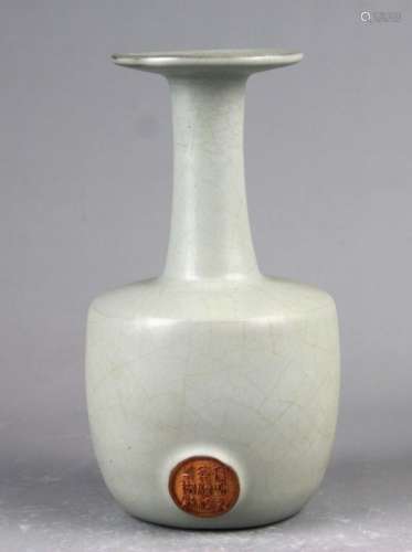 北宋月白釉官瓷盘口瓶