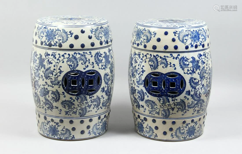 A PAIR OF CHINESE BLUE AND WHITE BARREL SEATS with