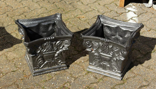 A SMALL PAIR OF 19TH CENTURY FRENCH BLACK CAST IRON