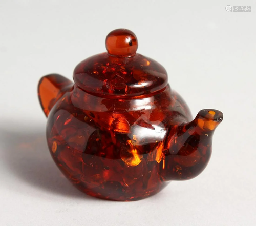 A SMALL AMBER TEA POT AND COVER 2 ins diameter