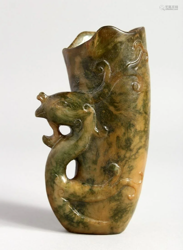 A STIRRUP CUP CARVED WITH A PHOENIX HANDLE, 5 ins high