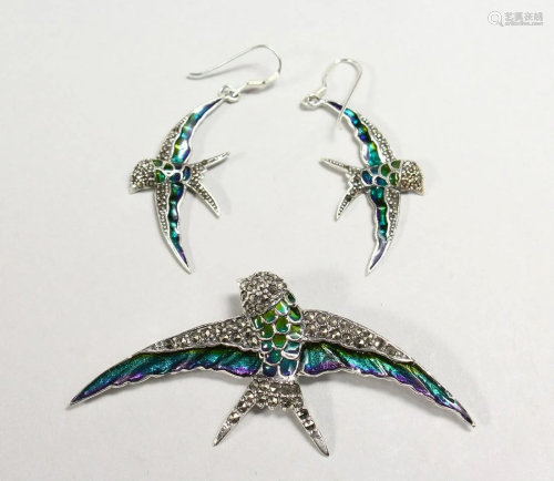A SILVER AND MARCASITE SWALLOW BROOCH AND PAIR OF