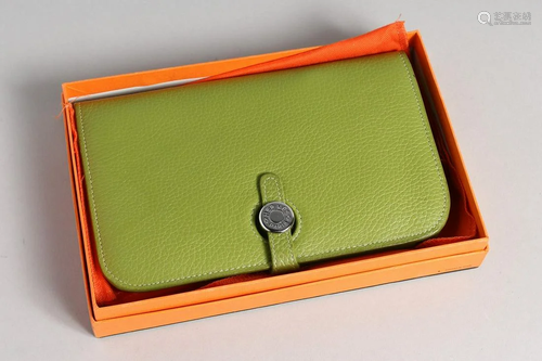 A HERMES GREEN LEATHER PURSE IN A HERMES BOX