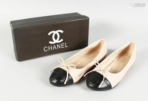 A PAIR OF CHANEL TWO COLOUR LEATHER BALLET FLATS SHO…