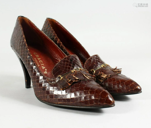 A PAIR OF GARCIAS CROCODILE DESIGNER SHOES size 38