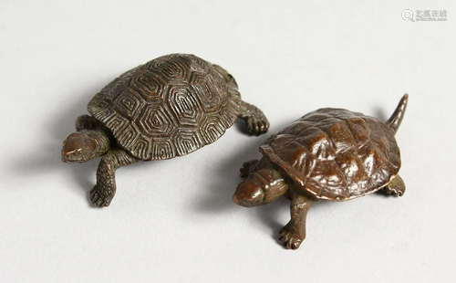 A SMALL PAIR OF JAPANESE BRONZE TORTOISES, 2 ins long