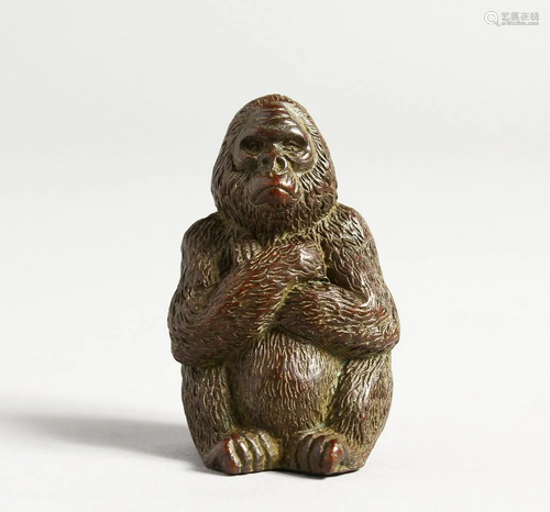 A SMALL JAPANESE BRONZE GORILLA, 1.75 ins high