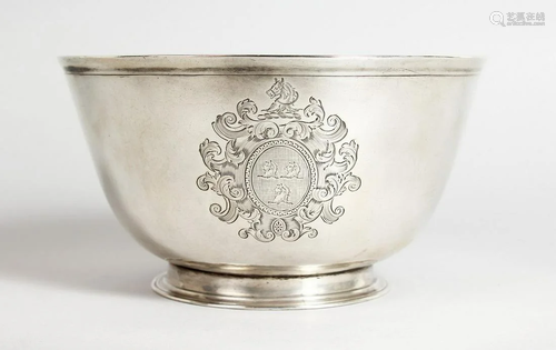 AN EARLY IRISH SILVER CIRCULAR PLAIN PEDESTAL BOWL, 6.5