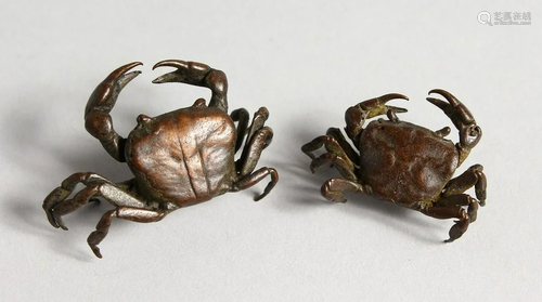 A PAIR OF JAPANESE BRONZE CRABS 1.25 ins